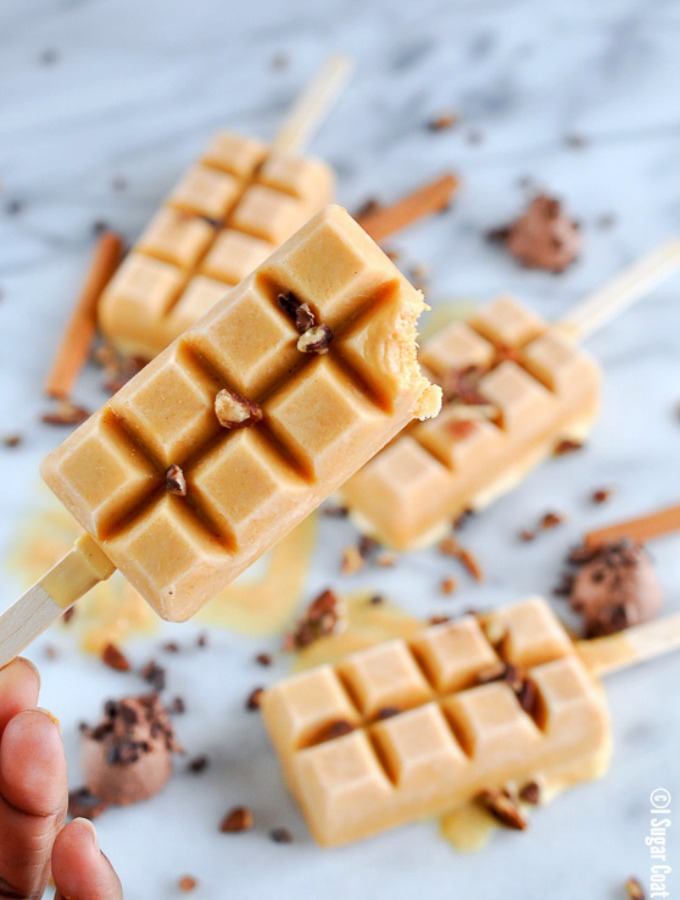 Easing into fall, but not quite ready to give up your summer ways? My Pumpkin Pie Popsicle Bars deliver fall flavours dressed up like a summer treat! - I Sugar Coat It!