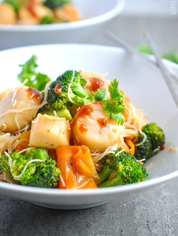 Fancy up your mid-week menu and dig into a bowl of #Mango #Chili Sea #Scallops Stir Fry with a side of vegetables and rice noodles.